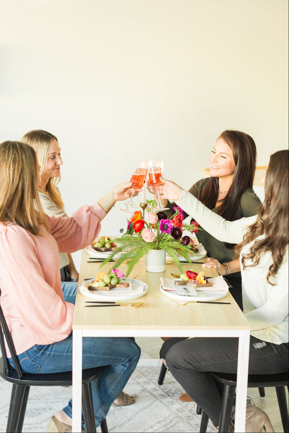 FRIENDSGIVING: GATHER AROUND THE TABLE